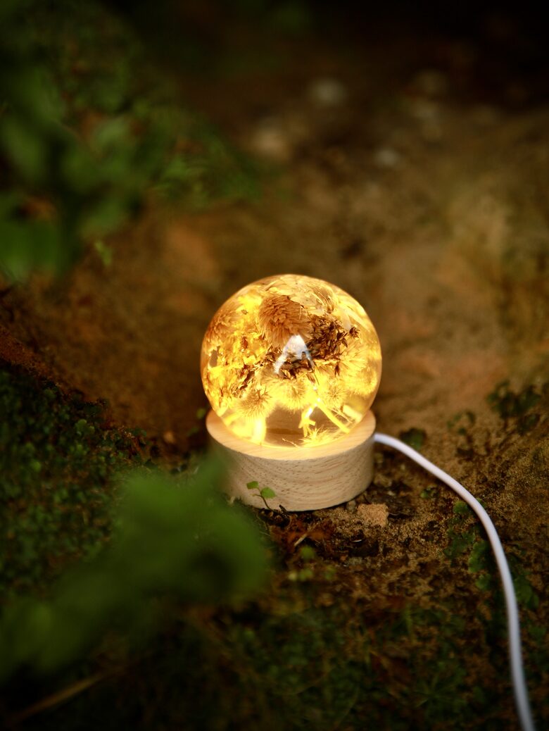 "BUMBA" 6.2 cm Epoksīda lampa ar dabas ziediem | SpiiidBotanics roku darbs