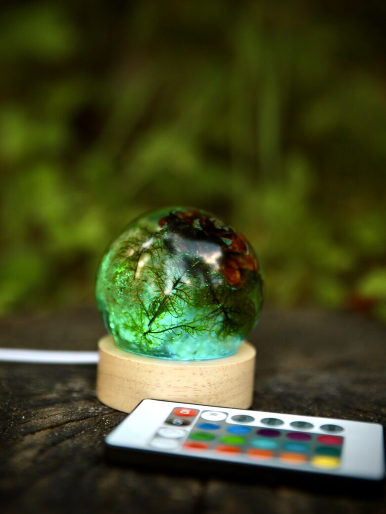 "BUMBA" 15 cm krāsaina Epoksīda lampa ar dabas ziediem | SpiiidBotanics roku darbs