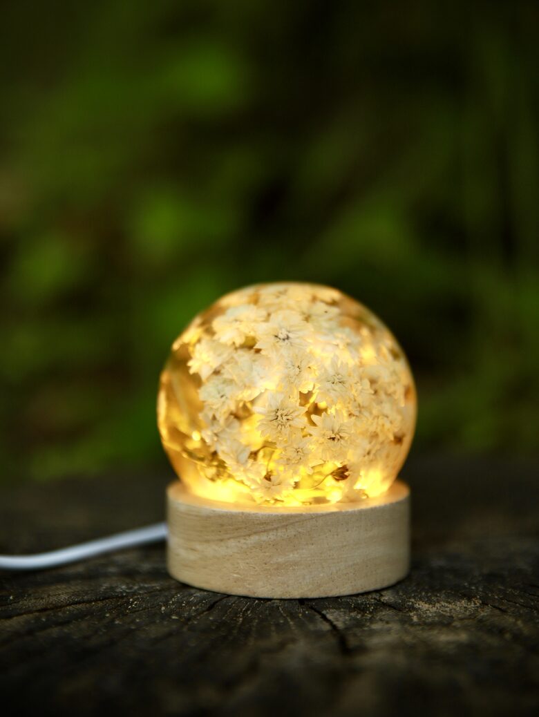 "BUMBA" 15 cm Epoksīda lampa ar dabas ziediem | SpiiidBotanics roku darbs