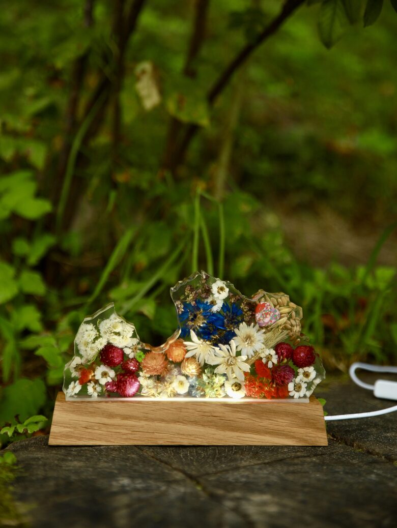 LATVIJAS KARTE Epoksīda lampa ar dabas ziediem | SpiiidBotanics roku darbs