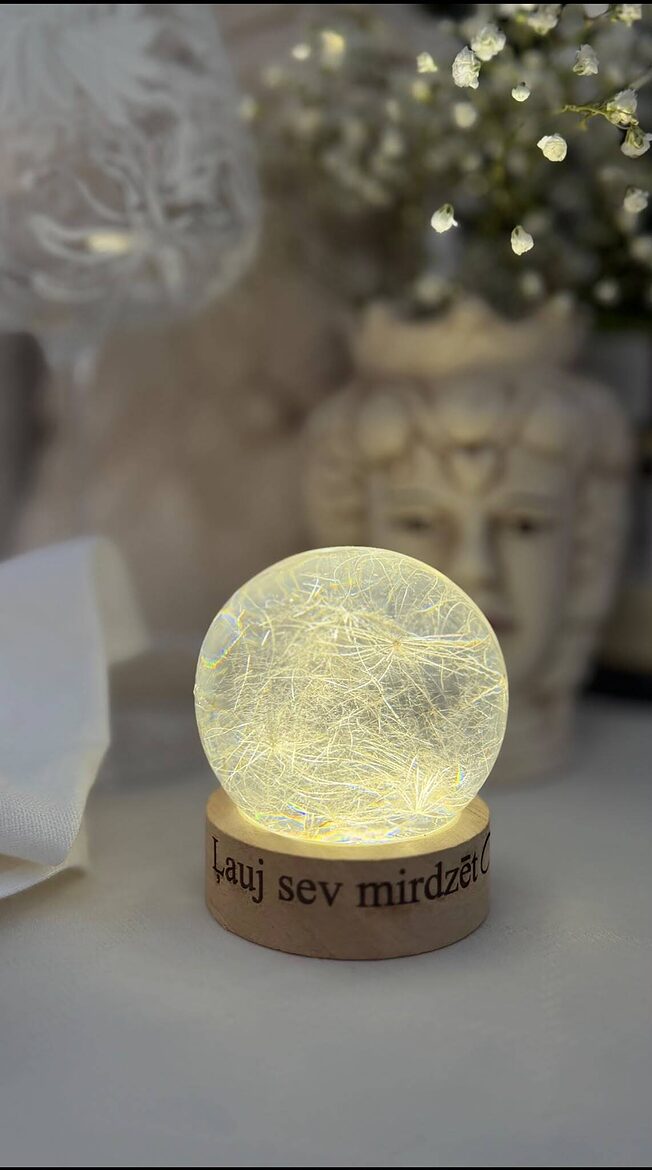 "BUMBA" 6.2 cm Epoksīda sveķu lampa ar usnas pūkām ,,Ļauj sev mirdzēt" | SpiiidBotanics roku darbs