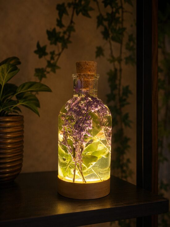“PUDELE” 12cm Epoksīda sveķu lampa ,,Violetā ziedu gaisma”