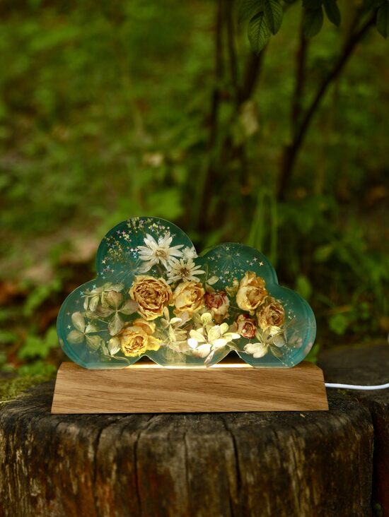 "MĀKONIS" 20x12 cm Epoksīda lampa ar dabas ziediem | SpiiidBotanics roku darbs